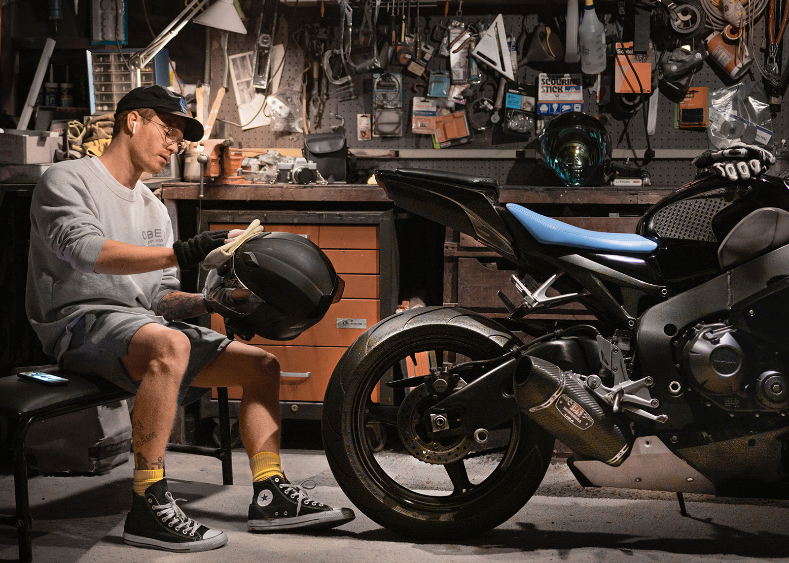 Mies puhdistaa moottoripyörän kypärää
