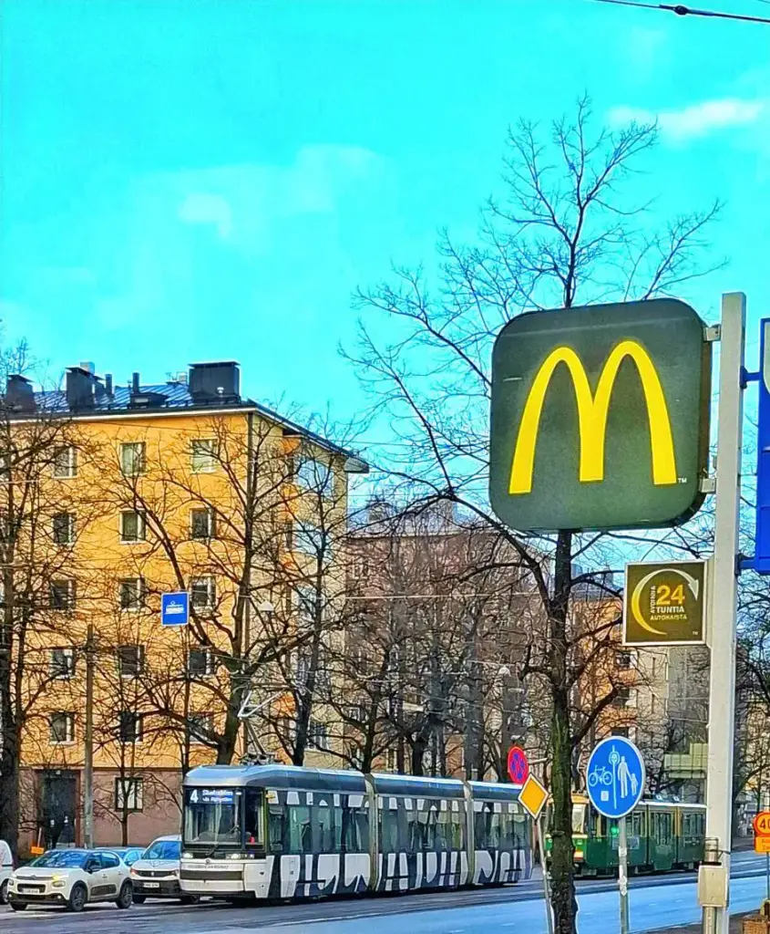 Helsingin Sanomat raitiovaunu liikenteessä