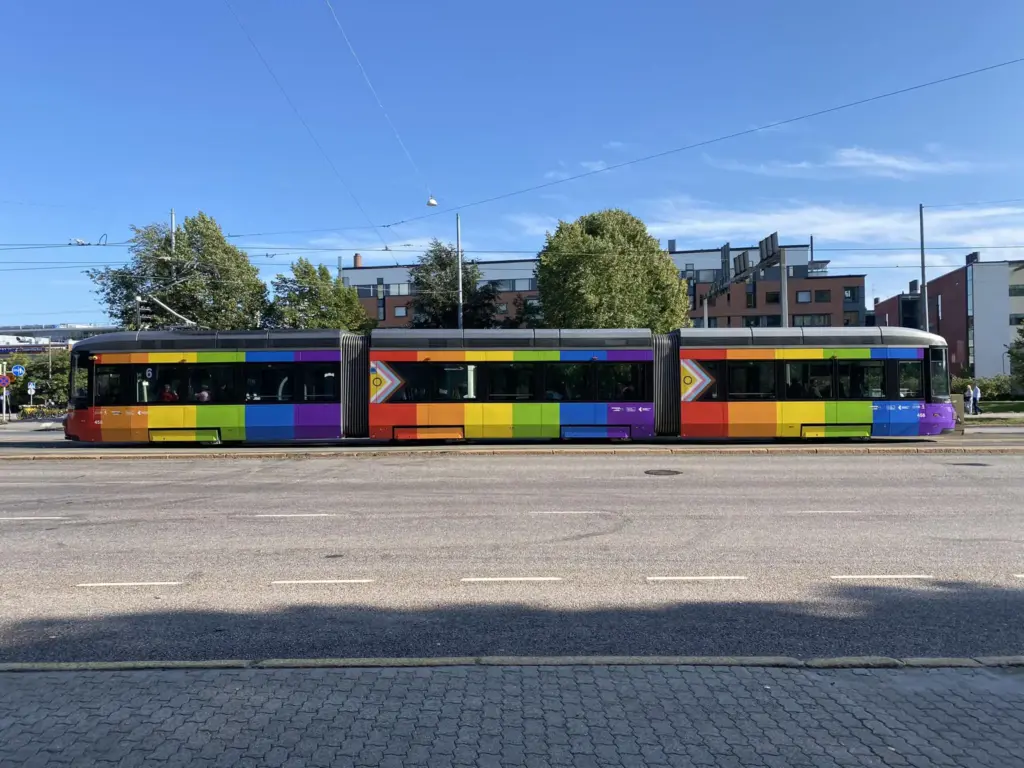 Valkokuva Pride-värityksellä olevasta vaunusta
