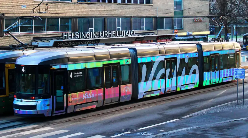 Valion brändimainos ratikka kisahallin edessä kuvattuna