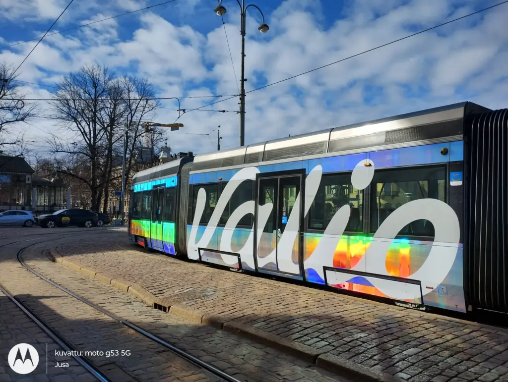 Valion brändimainos ratikka Espalla kuvattuna